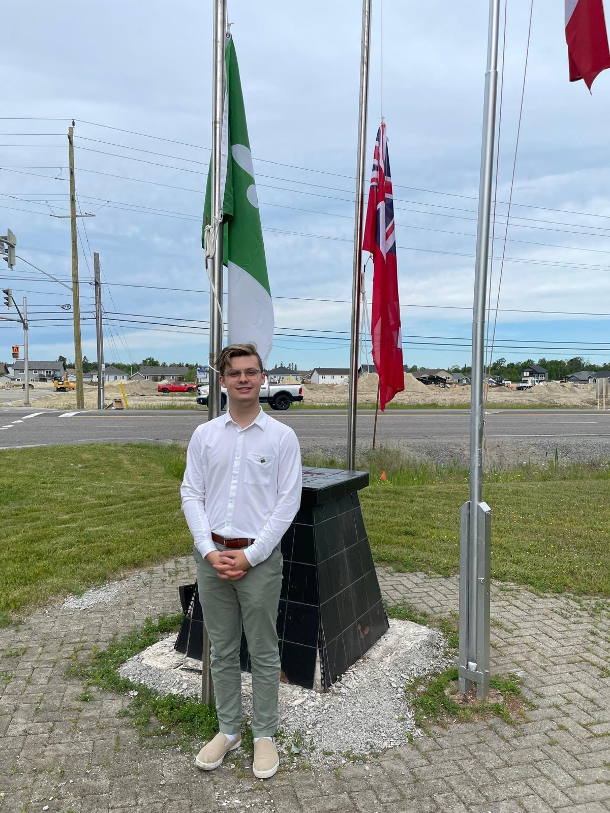 Jaycob Jacques lors d'une cérémonie de lever du drapeau franco-ontarien.