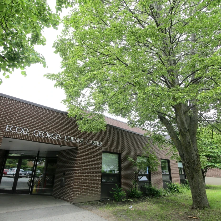Entrée de l'École élémentaire catholique George-Étienne-Cartier.