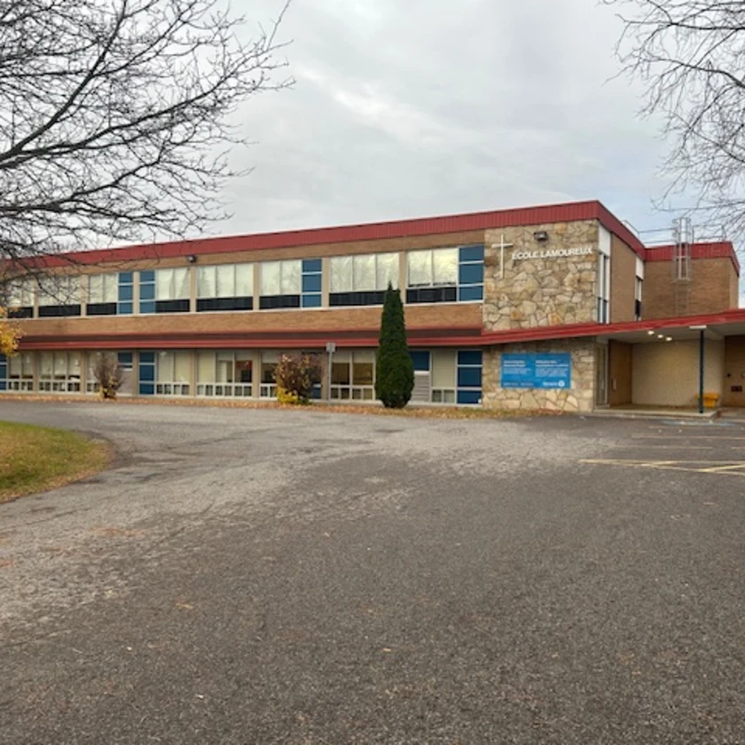 Façade de l’École élémentaire catholique d’enseignement personnalisé Lamoureux.