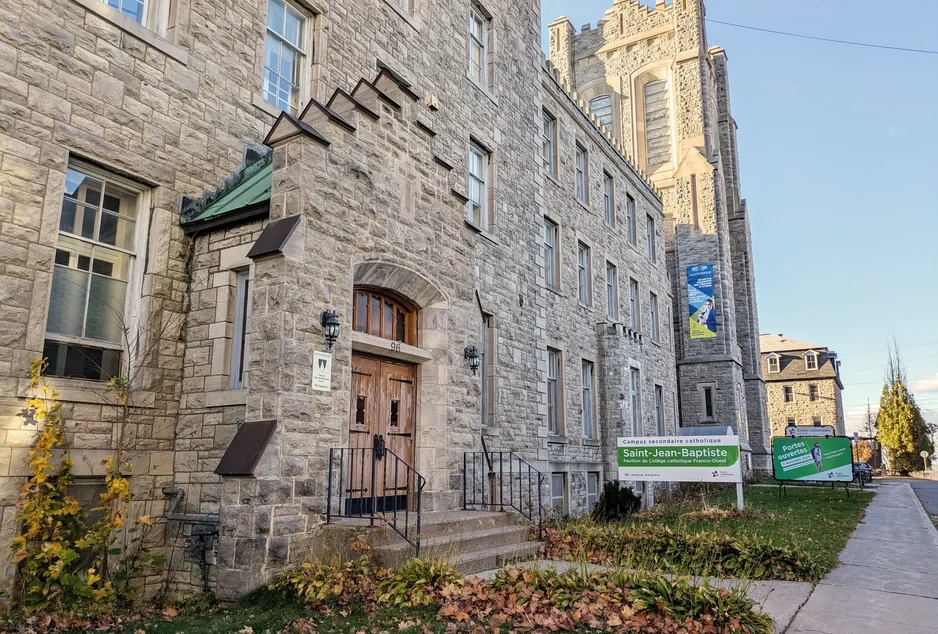 Campus de l'École secondaire catholique Saint-Jean-Baptiste à Ottawa.