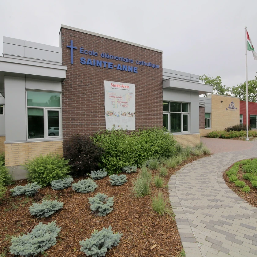 Façade de l’École élémentaire catholique Sainte-Anne.