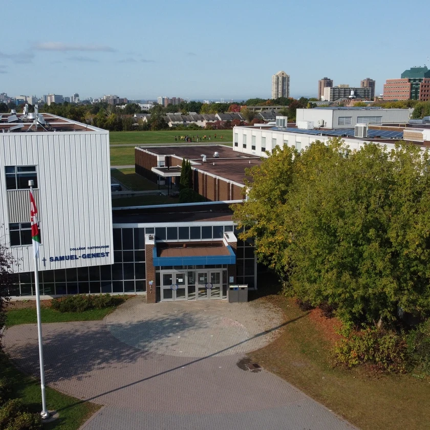 Entrée du Collège catholique Samuel-Genest à Ottawa.